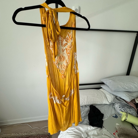 Yellow and white halter dress with low back - Picture 2 of 3